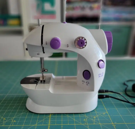 ماكنة الخياطة صغيرة الحجم mini sewing machine