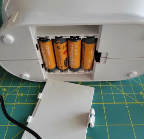 ماكنة الخياطة صغيرة الحجم mini sewing machine